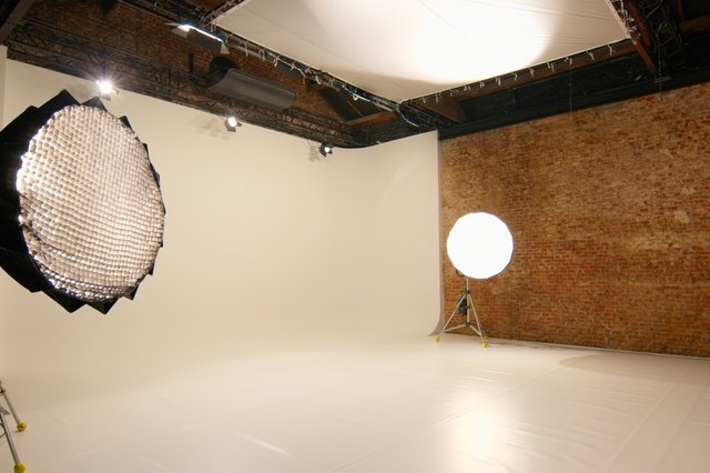 Ciclorama blanco · Softbox grande con ladrillo · Plató La Mina