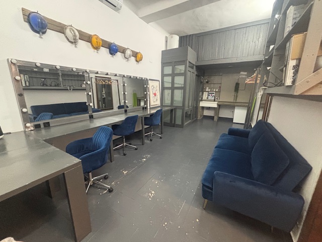 Camerino de Plató La Mina con tocador de espejos iluminados, tres sillas de maquillaje y sofá de descanso