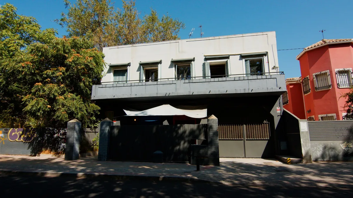 Façade of Plató La Mina on Calle Joaquín Lorenzo 42, Madrid