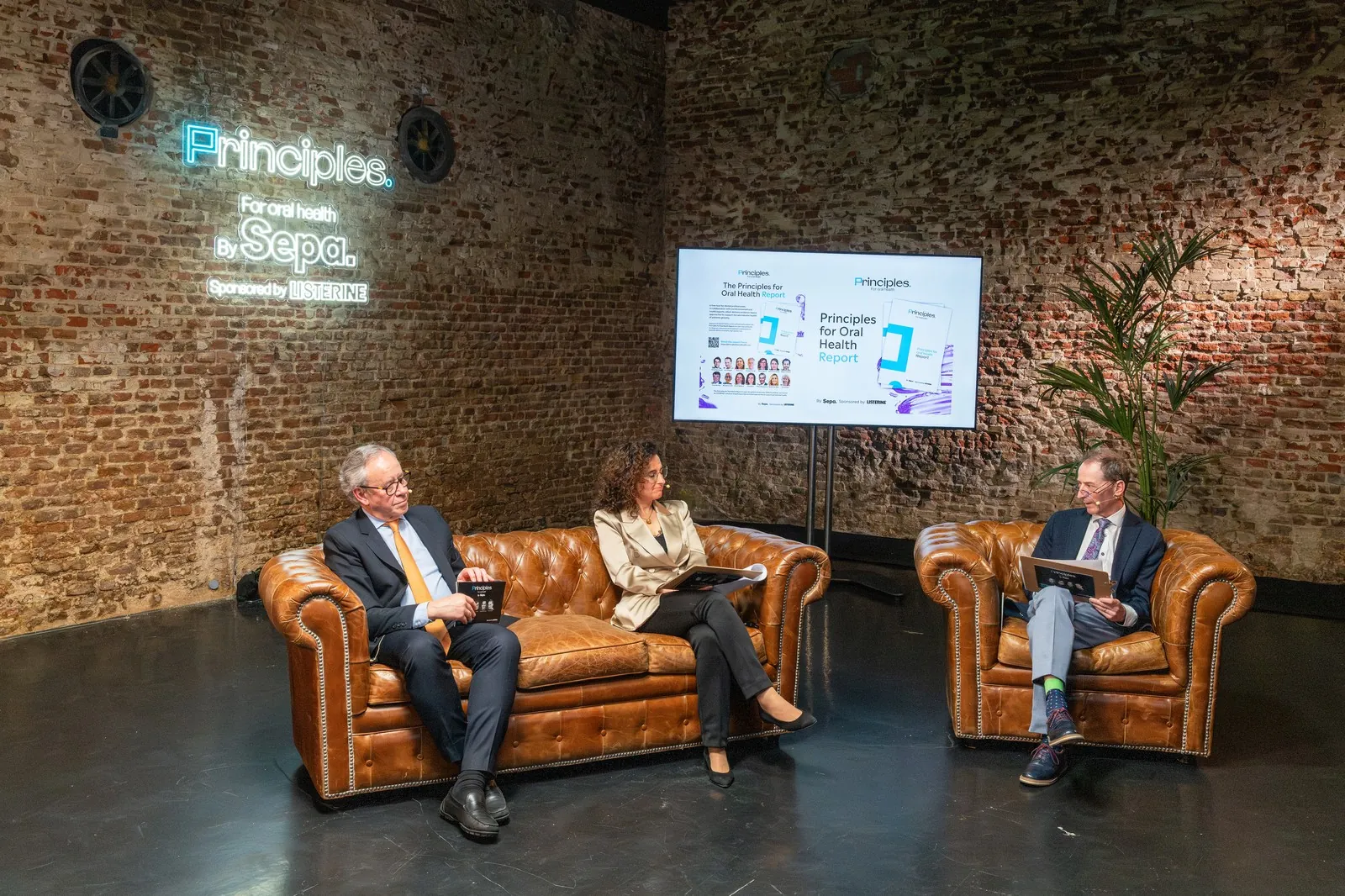 Brick backdrop · Principles panel talk · Plató La Mina
