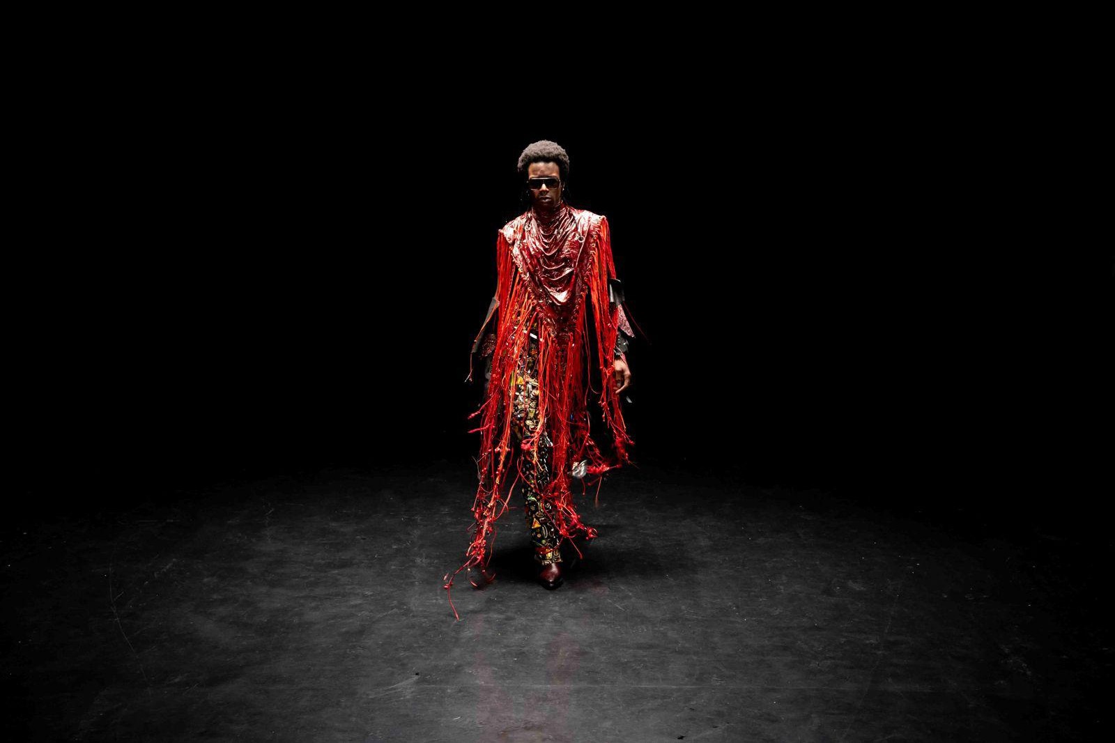 Fondo negro · Modelo con vestido rojo · Plató La Mina