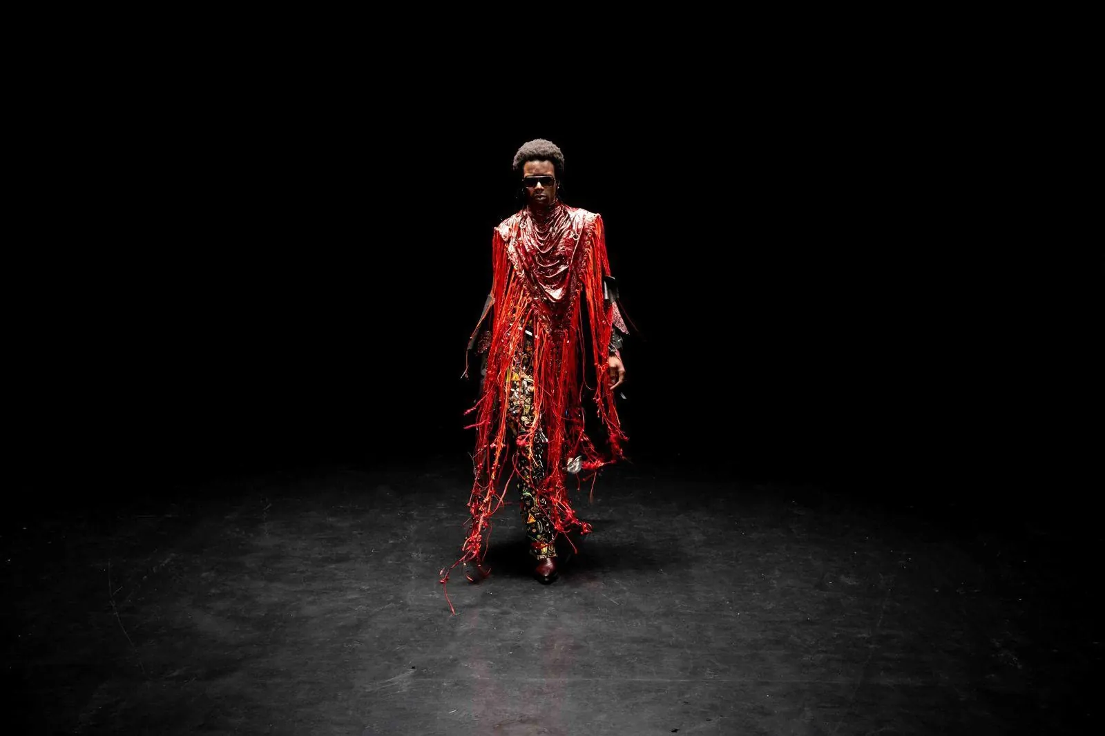 Black backdrop · Model in a red dress · Plató La Mina