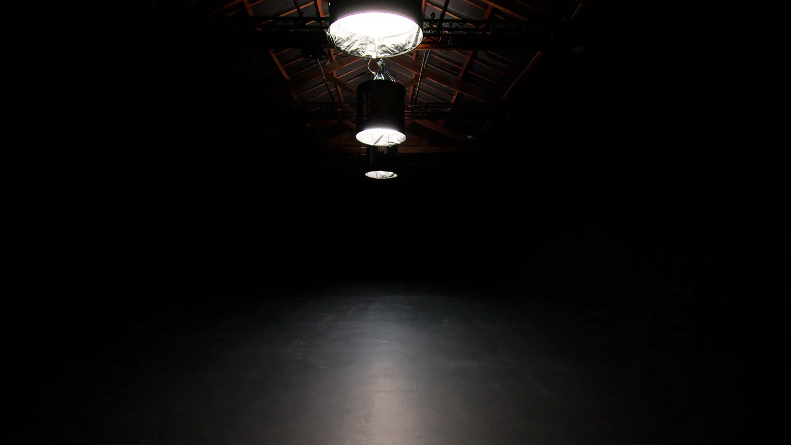 Black backdrop · Plató La Mina